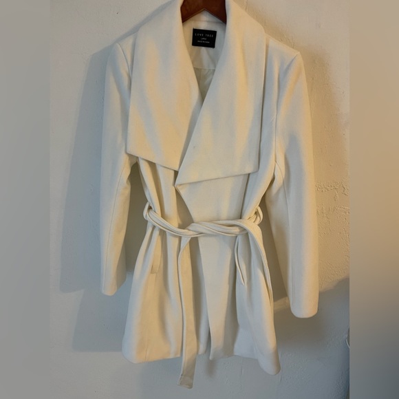 Frenchy Lapel Neck White coat with pockets and belt - Picture 1 of 9